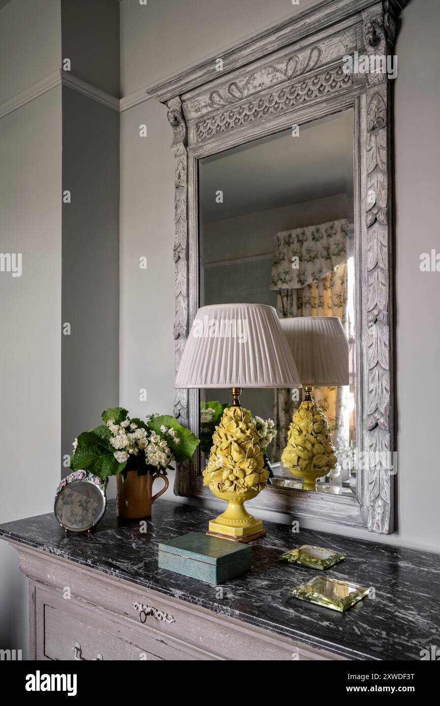 Base per lampada in stile scultoreo con mirrir decorativo e piano in marmo nella camera da letto di Wimbledon, a sud-ovest di Londra, Inghilterra, Regno Unito. Foto Stock