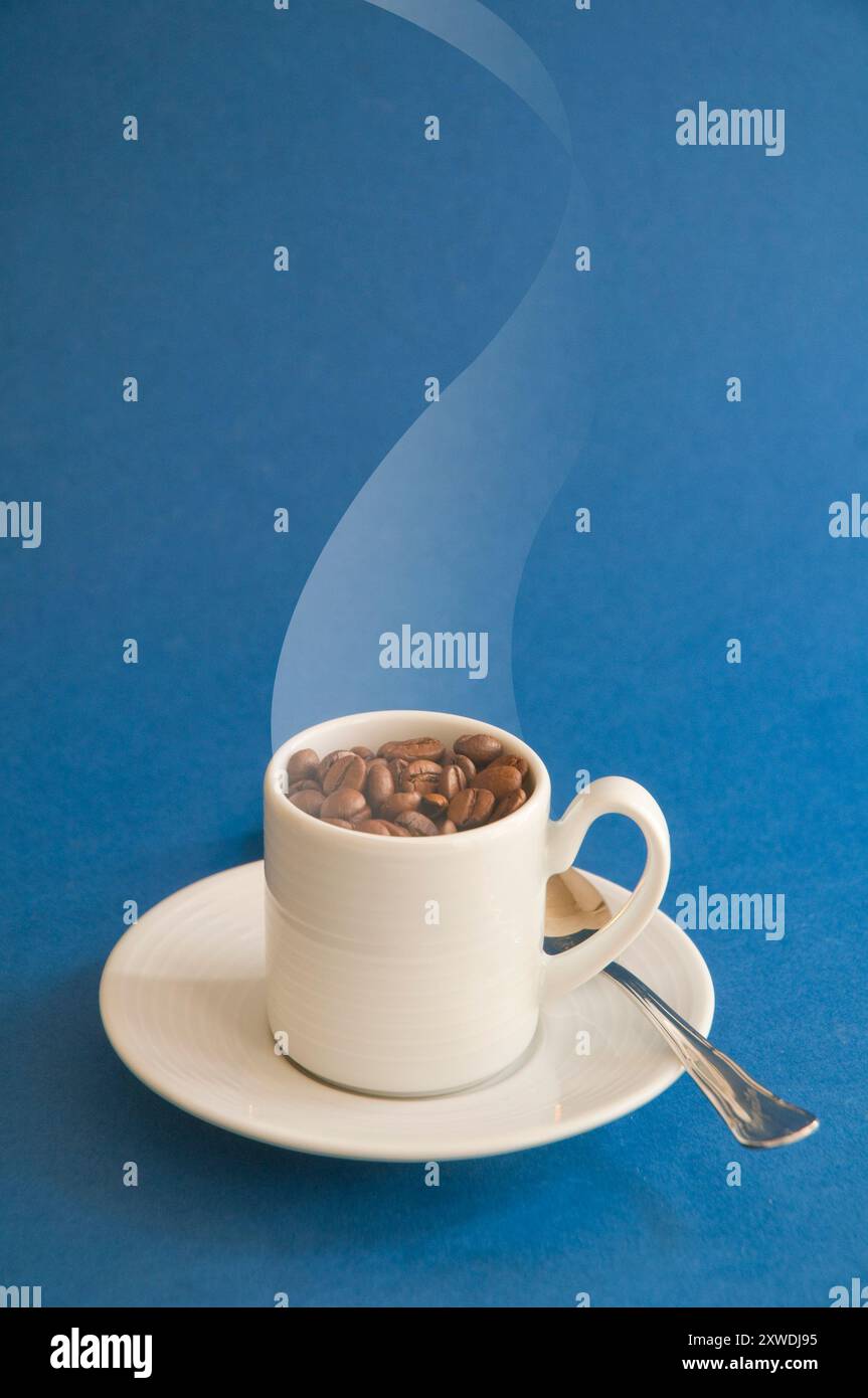 Tazza di chicchi di caffè. Foto Stock