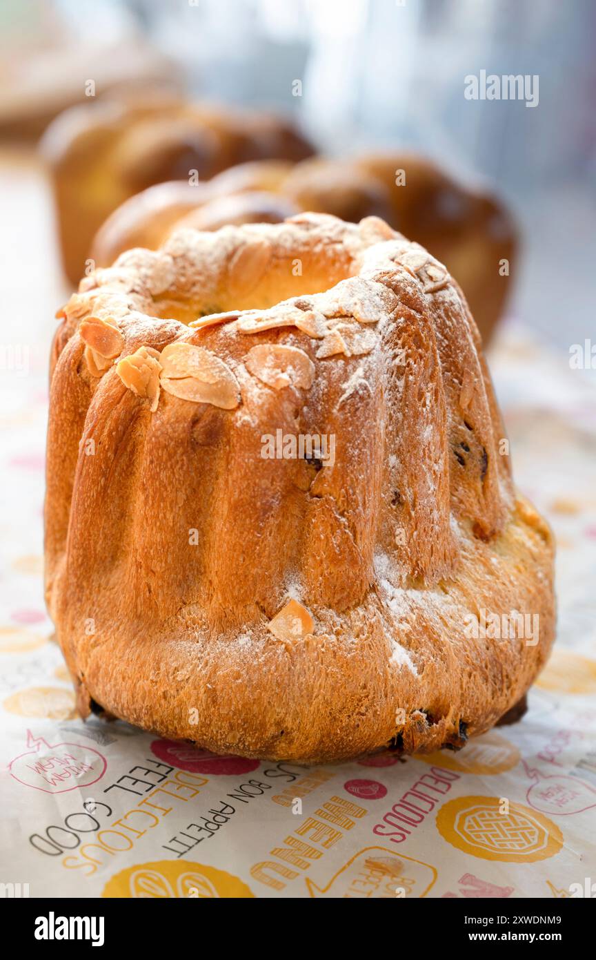 I tradizionali Kougelhopf o Kouglof dell'Alsazia, Francia, venduti sul mercato coperto di Belfort, Francia, Foto Stock