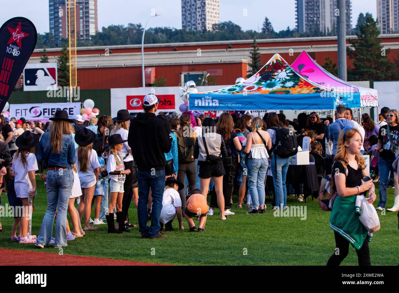 Edmonton, Canada. 17 agosto 2024. La formazione per realizzare braccialetti di amicizia presso gli Swifties Under the Sky per la raccolta fondi del Nina Haggerty Centre for the Arts e della Canadian Mental Health Association presso il Remax Field. (Foto di Ron Palmer/SOPA Images/Sipa USA) credito: SIPA USA/Alamy Live News Foto Stock