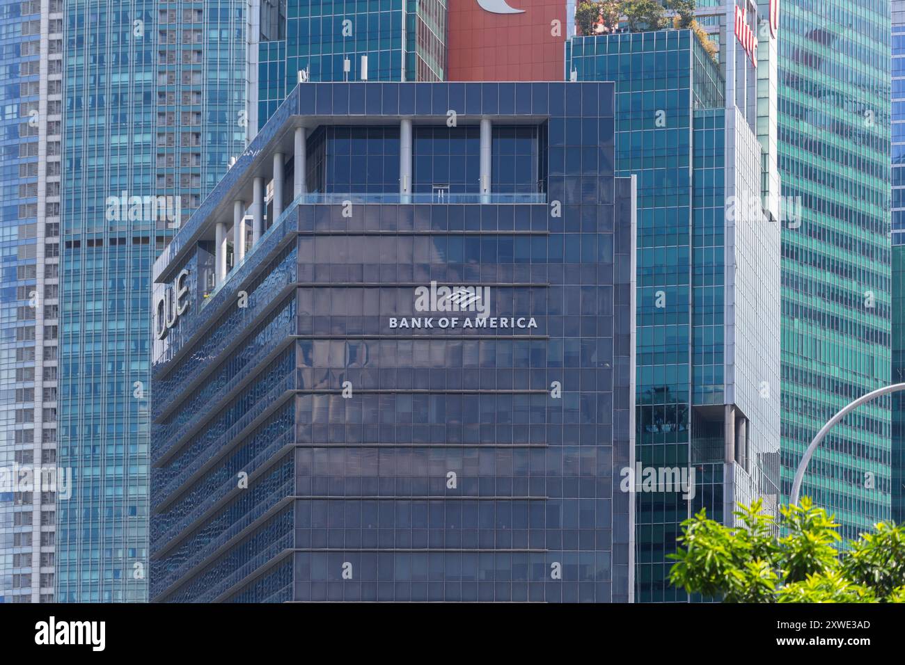 19 agosto 2024. Insegna e logo Bank of America su un moderno edificio esterno di colore nero. Singapore. Foto Stock