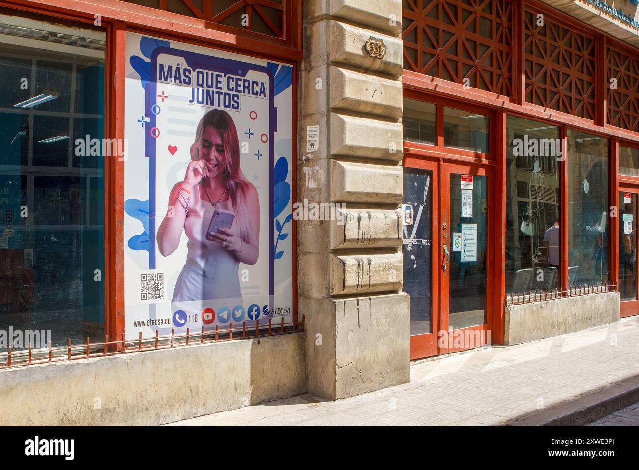 Cartellone pubblicitario sulla vetrina del negozio, parete intemprata, l'avana, cuba Foto Stock