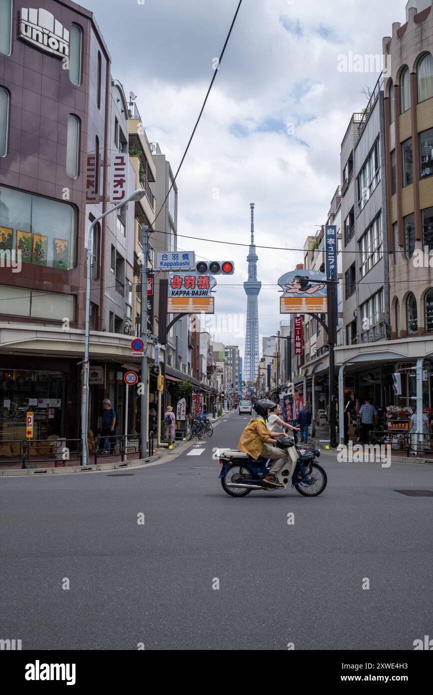 Vista della Tokyo Skytree Tower da Kappadashi Asakusa Tokyo Giappone Foto Stock