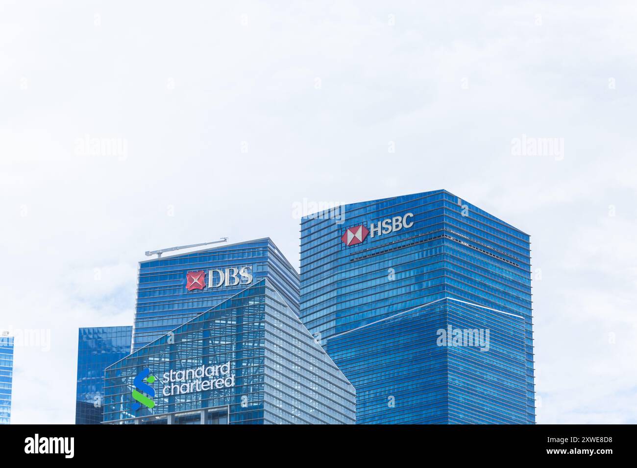 19 agosto 2024. Grattacieli del Marina Bay Financial Centre. Insegne commerciali di DBS, HSBC e Standard Chartered Bank. Singapore. Foto Stock