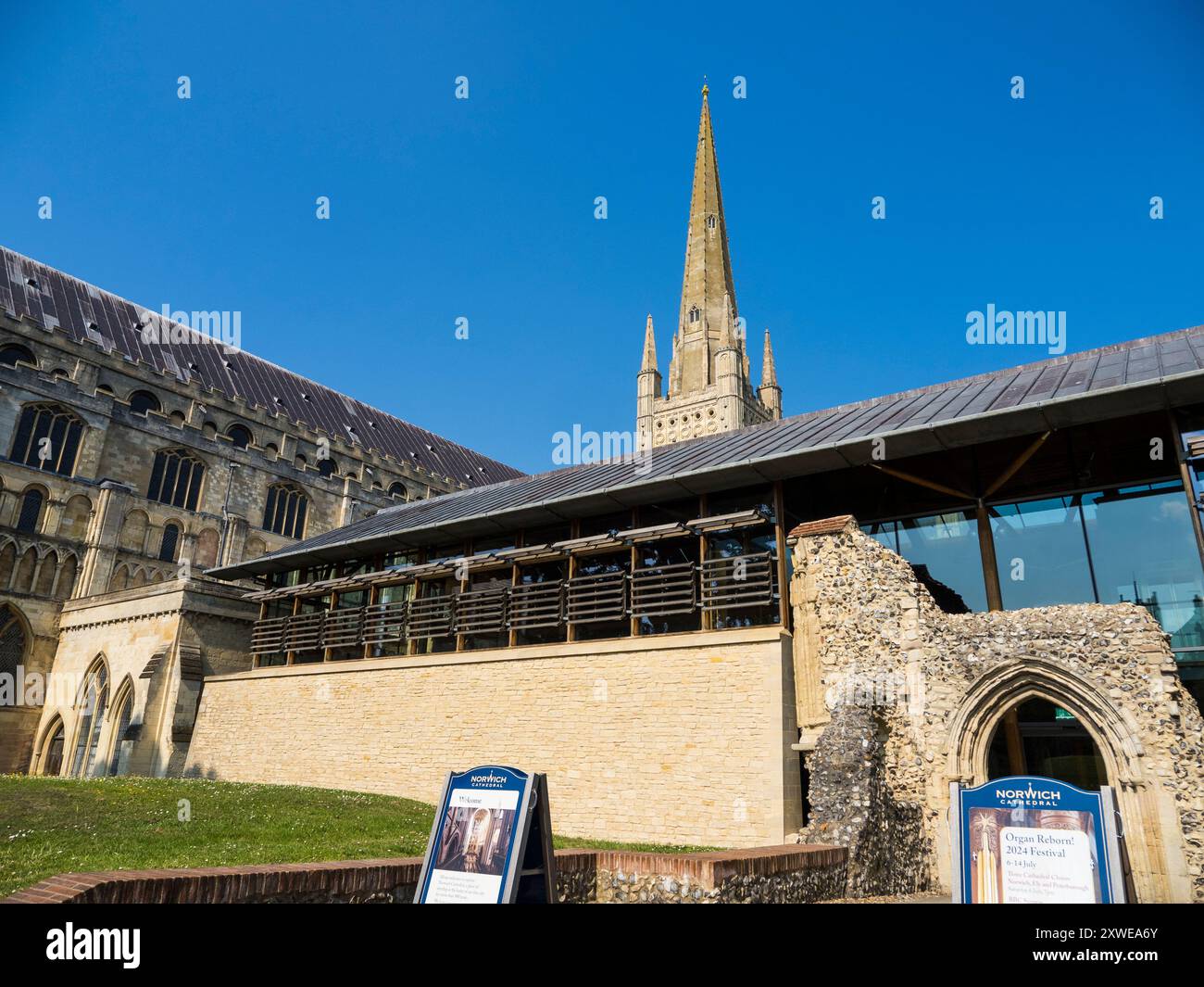 Ingresso alla cattedrale di Norwich, Norwich, Norfolk, Inghilterra, Regno Unito, GB. Foto Stock