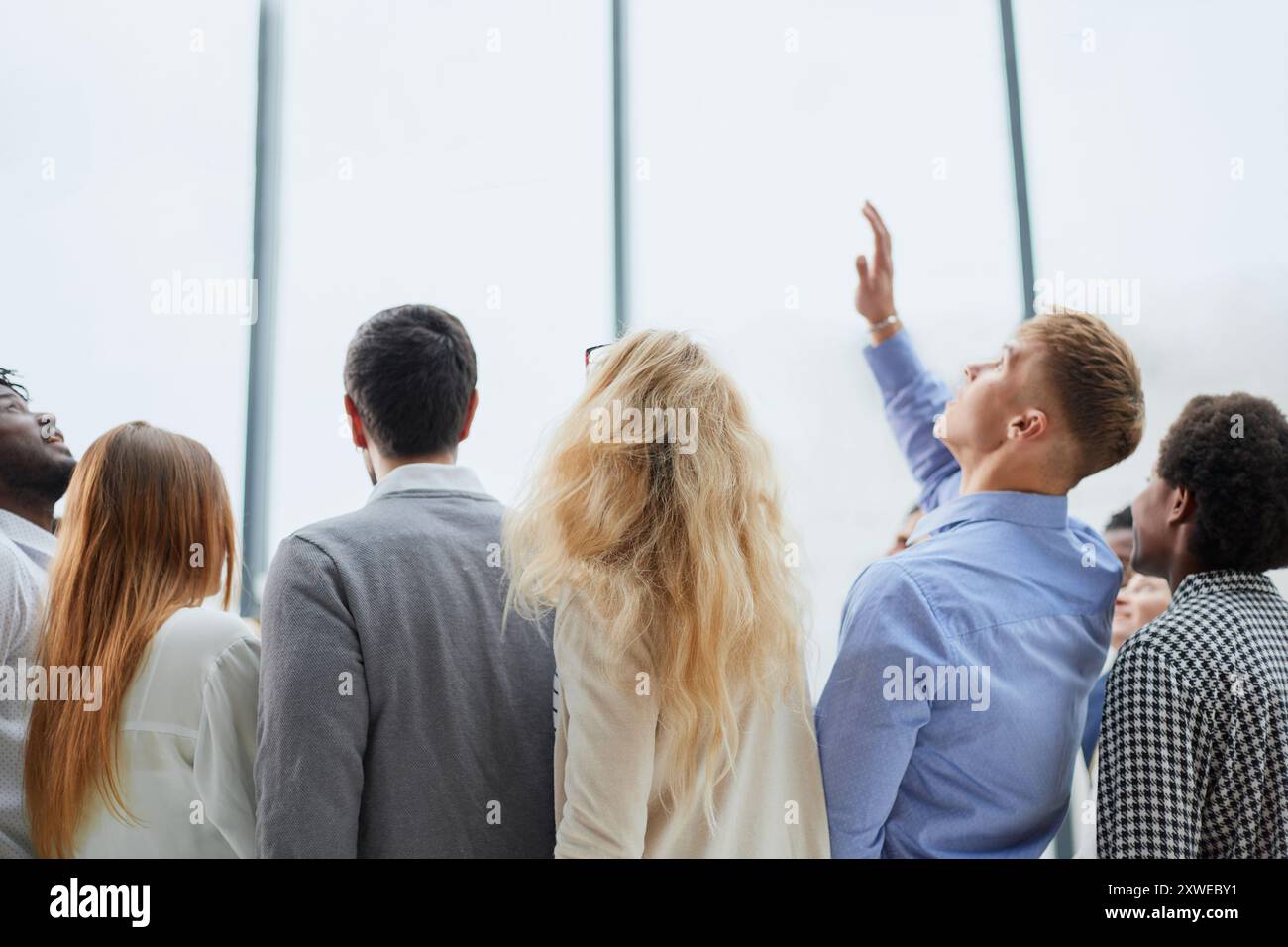 Stia al mio fianco. Team di persone diverse che si sentono forti, unite e sempre pronte a sostenere i loro amici. Foto Stock