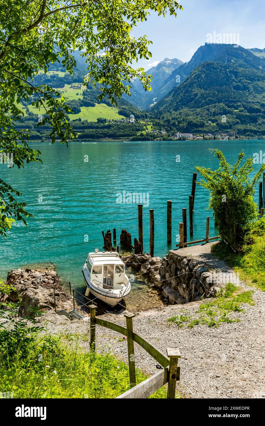 Vista panoramica intorno al borgo di Quinten, situato sulla sponda nord di Walensee, in Svizzera, accessibile con escursioni a piedi o in barca Foto Stock