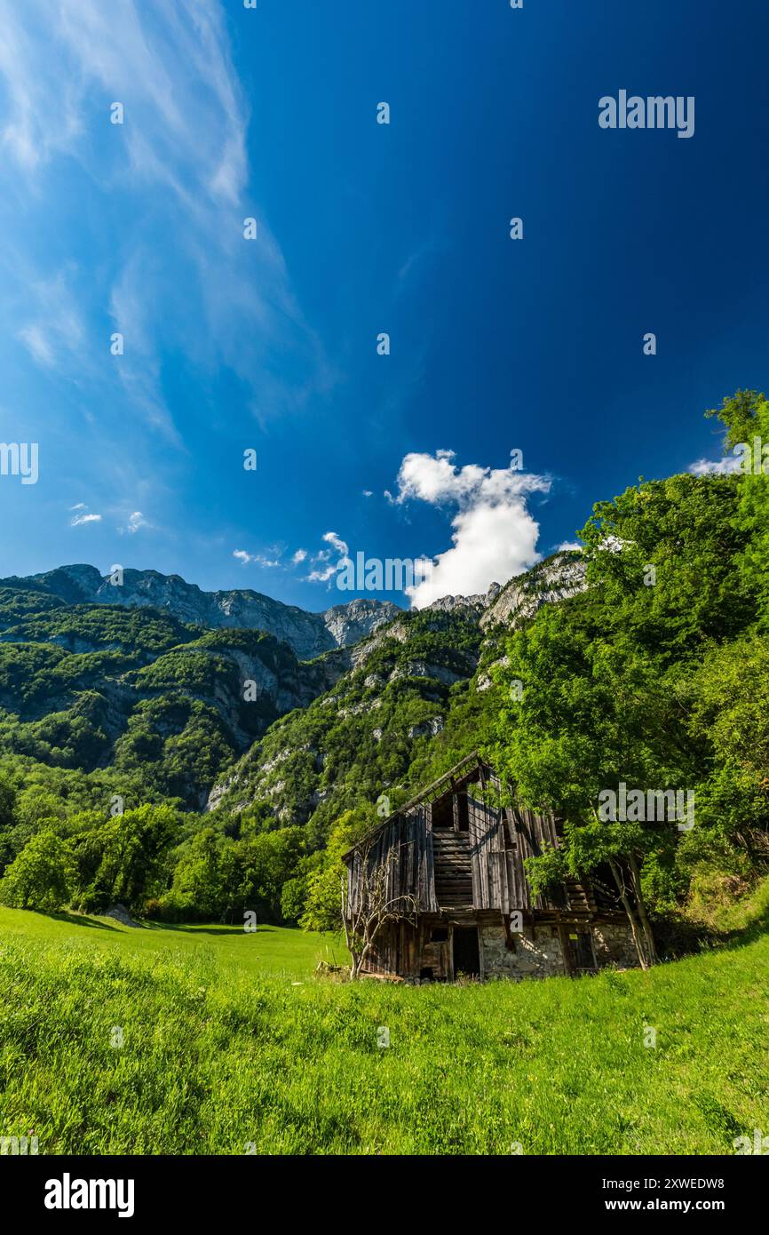 Vista panoramica intorno al borgo di Quinten, situato sulla sponda nord di Walensee, in Svizzera, accessibile con escursioni a piedi o in barca Foto Stock