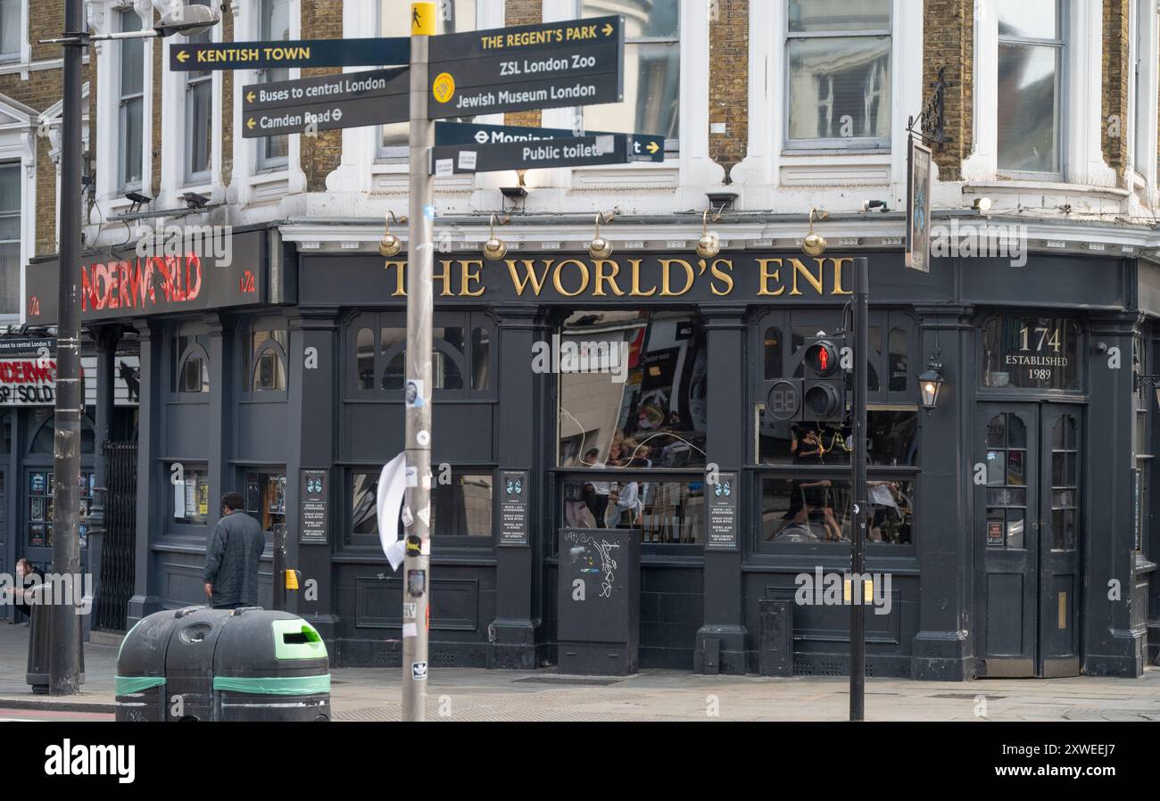 Pub The Worlds End fuori dalla stazione della metropolitana di Camden Town, Londra, Regno Unito Foto Stock