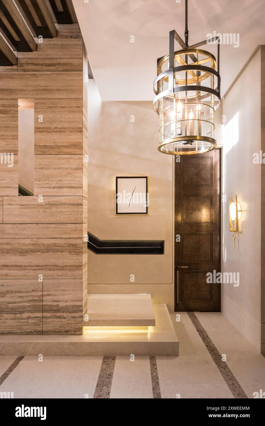 Lampada in stile vintage all'ingresso della lussuosa e moderna casa britannica a Londra, Regno Unito Foto Stock