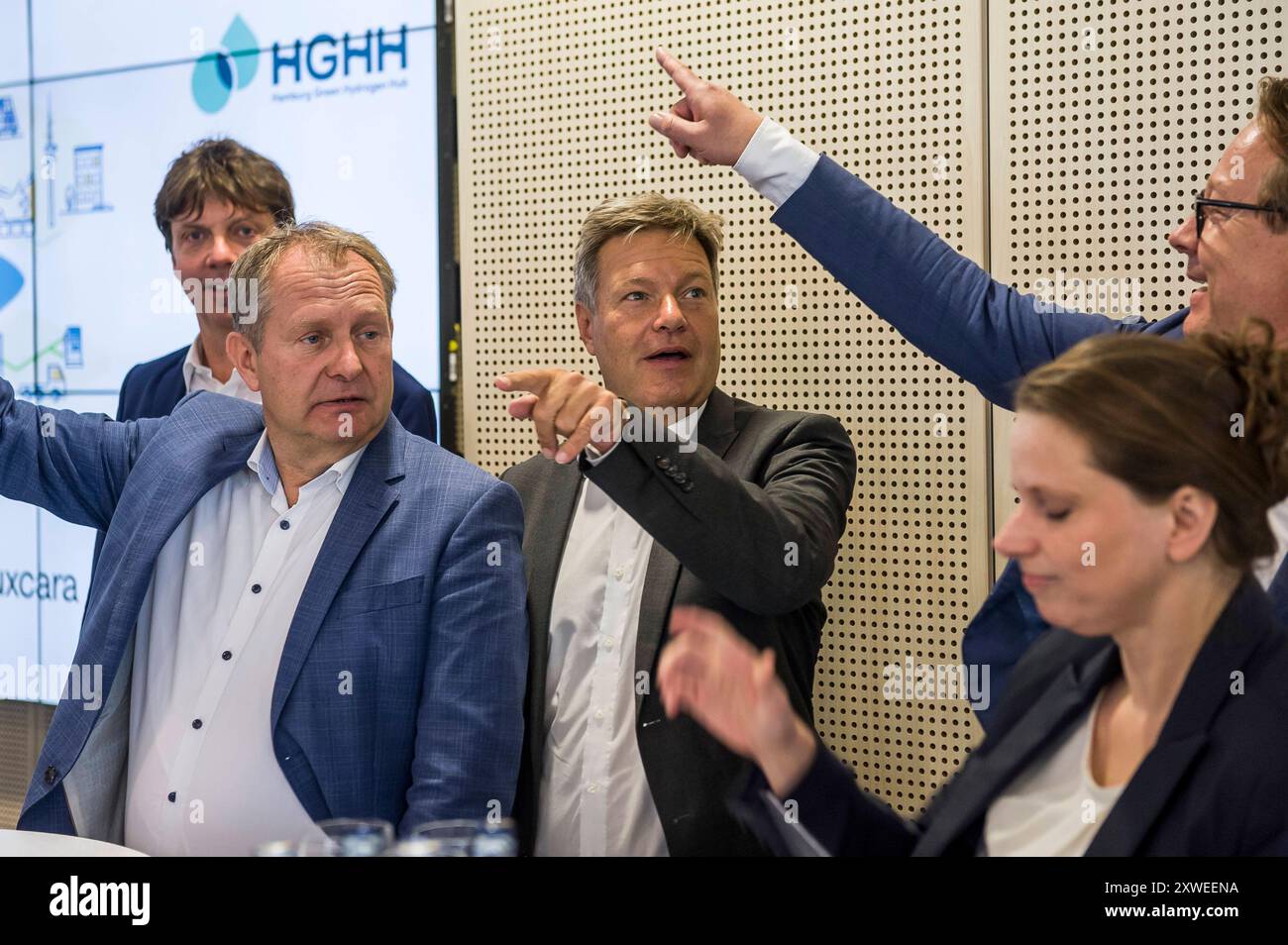 Jens Kerstan, senatore für Umelt, Klima, energie, ministro del Bundesminister Robert Habeck, Michael Dammann, Geschäftsführer Gasnetz Hamburg, Dr. Melanie Leonhard, Senatorin für Wirtschaft 20240819ad612 Bundesminister für Wirtschaft und Klimaschutz Robert Habeck: Startsignal für IPCEI-Förderprojekte HGHH-Großelektrolyseur und HH-WIN Wasserstoffnetz Auf dem Gelände des ehemaligen Kraftwerks Moorburg schreiten Rückbau und Flächenvorbereitung für die beiden Projekte, den Hamburg Green Hydrogen Hub HGHH und die Netzanbindung von HH-WIN Voran. MIT dem 100-MW-Elektrolyseur für Grünen Wasserstoff HGHH der Hamburg Foto Stock