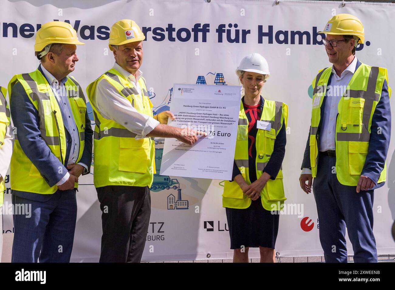 Jens Kerstan, senatore für Umelt, Klima, energie, ministro del Bundesminister Robert Habeck, Dr. Alexandra von Bernsttorff, Geschäftsführerin Luxcara, Michael Dammann, Geschäftsführer Gasnetz Hamburg 20240819ad692 Startsignal für IPCEI-Förderprojekte HGHH-Großelektrolyseur und HH-WIN Wasserstoffnetz Auf dem Gelände des ehemaligen Kraftwerks Moorburg schreiten Rückbau und Flächenvorbereitung für die beiden Projekte, den Hamburg Green Hydrogen Hub HGHH und die NETZANWIN von Hindvoran. MIT dem 100-MW-Elektrolyseur für Grünen Wasserstoff HGHH der Hamburger Energiewerke und ihres Projektpartners Luxcara S Foto Stock