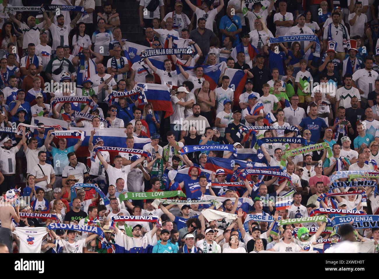 Colonia, Germania, 25 giugno 2024. I tifosi sloveni tengono in alto le sciarpe mentre tifanno la loro squadra durante la partita dei Campionati europei UEFA allo stadio di Colonia, Colonia. Il credito immagine dovrebbe essere: Jonathan Moscrop / Sportimage Foto Stock