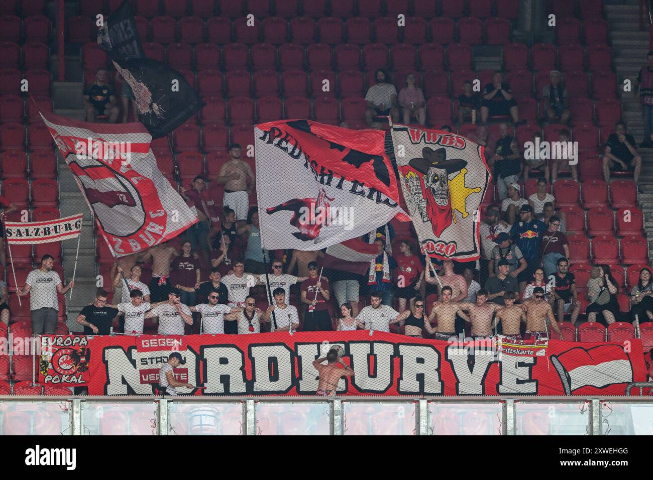 Champions-League-Qualifikation - Twente Enschede - RB Salzburg am 13.08.2024 im De Grolsch veste in Enschede Fans des RB Salzburg foto: Osnapix Foto Stock