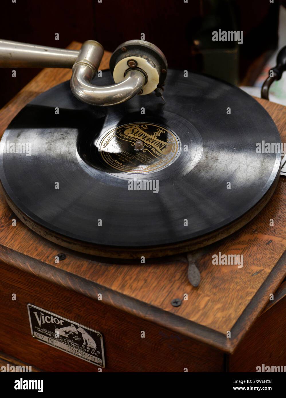 Un record di 78 giri degli anni '1930 su un fonografo vintage della Victor Talking Machine Company in un negozio di antiquariato a Hendersonville, North Carolina. Foto Stock