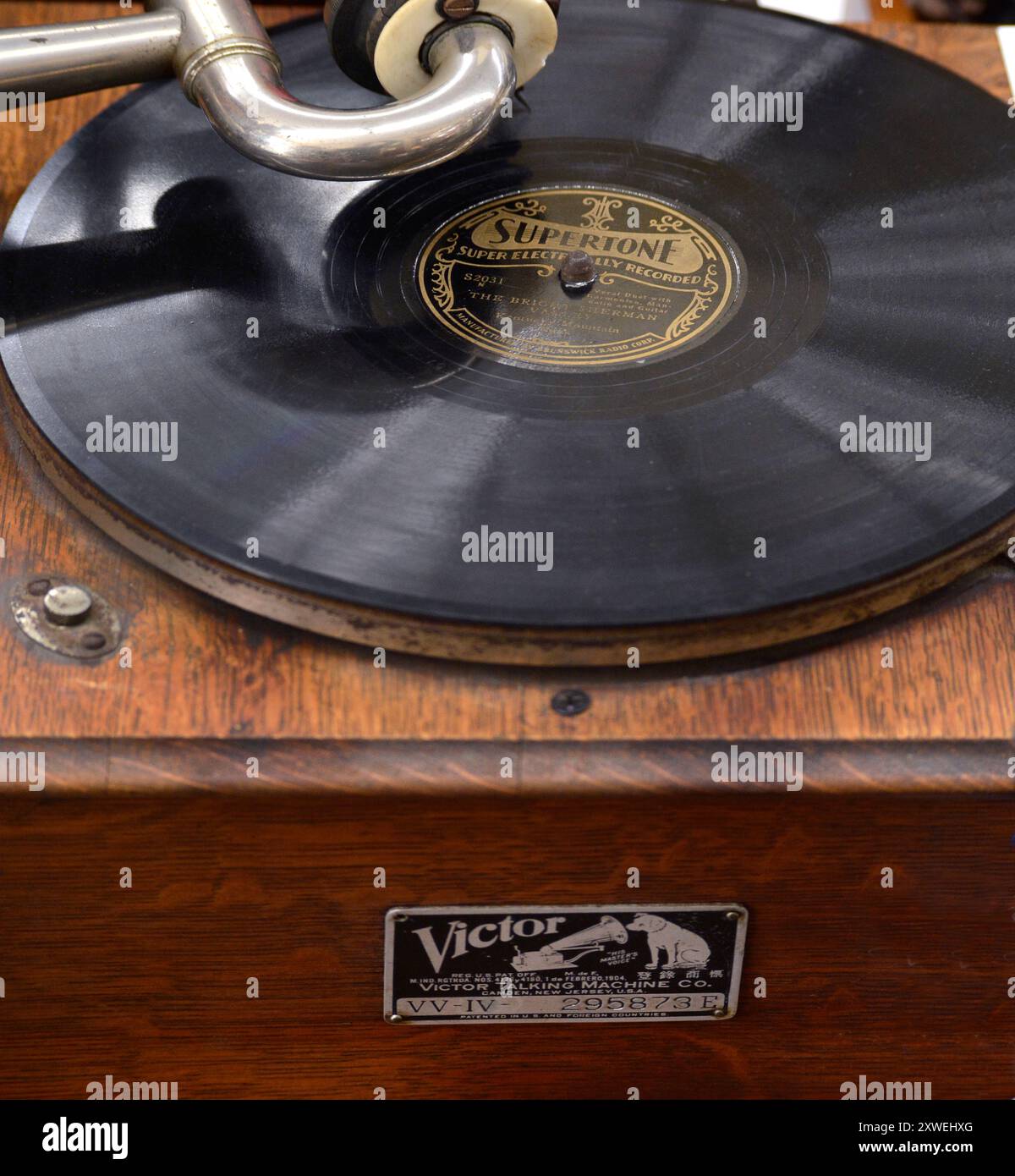 Un record di 78 giri degli anni '1930 su un fonografo vintage della Victor Talking Machine Company in un negozio di antiquariato a Hendersonville, North Carolina. Foto Stock