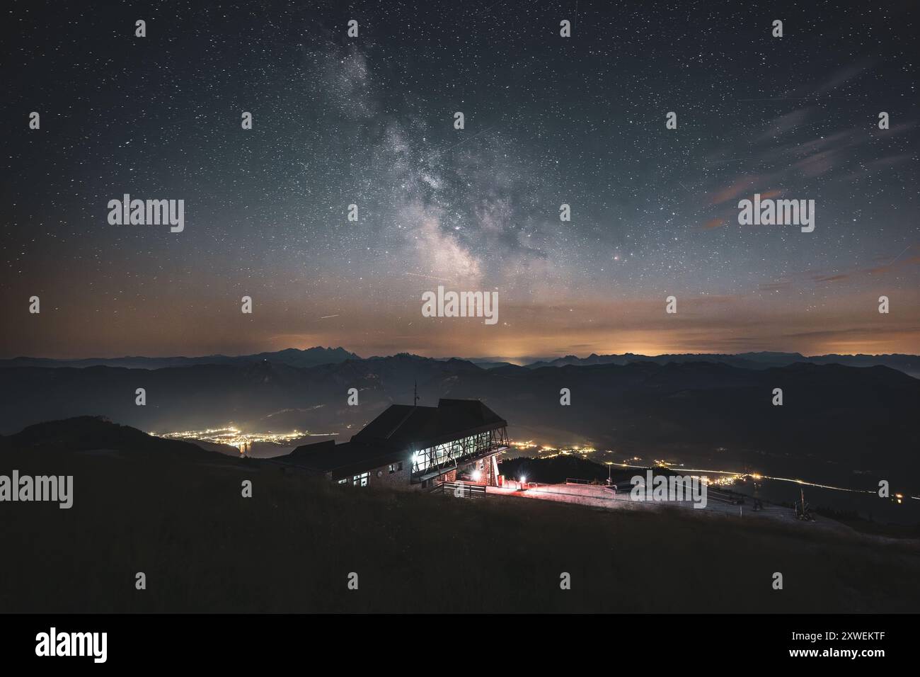 Sternenhimmel und Milchstraße über der Bergstation der SchafbergBahn mit Blicken auf die umliegende Berglandschaft und Seen des Salzkammergut im Sommer am 30.07.2024. // cielo stellato e via Lattea sopra la stazione a monte della SchafbergBahn con vista sul paesaggio montano circostante e sui laghi del Salzkammergut in estate il 30 luglio 2024. - 20240730 PD31314 Foto Stock