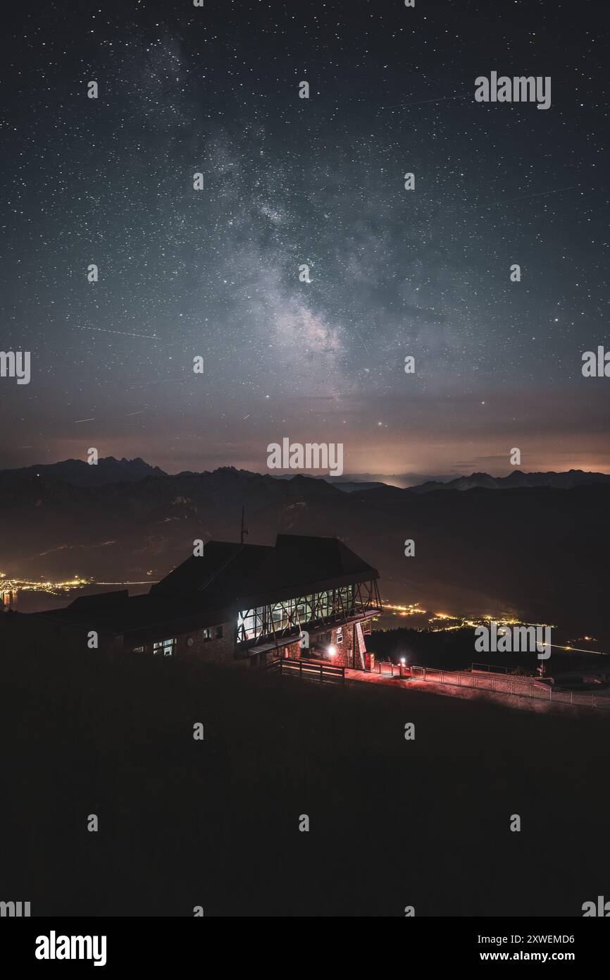 Sternenhimmel und Milchstraße über der Bergstation der SchafbergBahn mit Blicken auf die umliegende Berglandschaft und Seen des Salzkammergut im Sommer am 30.07.2024. // cielo stellato e via Lattea sopra la stazione a monte della SchafbergBahn con vista sul paesaggio montano circostante e sui laghi del Salzkammergut in estate il 30 luglio 2024. - 20240730 PD31316 Foto Stock