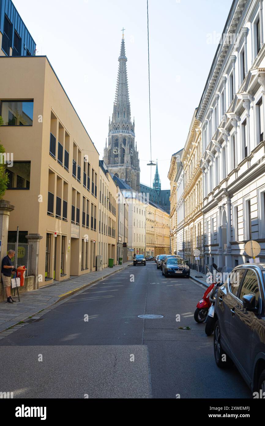 Linz, Austria. 12 agosto 2024. la guglia del campanile della cattedrale nel centro della città Foto Stock