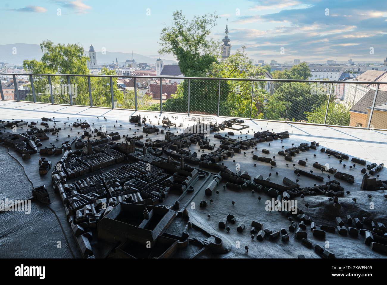 Linz, Austria. 12 agosto 2024. il modello della città di fronte al museo del castello nel centro della città Foto Stock