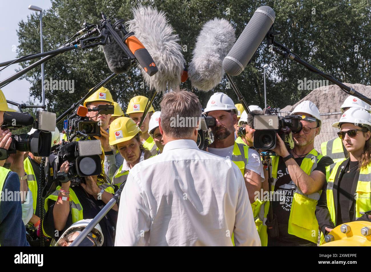 Bundesminister Robert Habeck, Grüne, Pressetermin 20240819ad692 Startsignal für IPCEI-Förderprojekte HGHH-Großelektrolyseur und HH-WIN Wasserstoffnetz Auf dem Gelände des ehemaligen Kraftwerks Moorburg schreiten Rückbau und Flächenvorbereitung für die beiden Projekte, den Hamburg Green Hydrogen Hub HGHH und die Netzanbindung von HH-WIN Vorvoran. MIT dem 100-MW-Elektrolyseur für Grünen Wasserstoff HGHH der Hamburger Energiewerke und ihres Projektpartners Luxcara sowie dem zunächst 40 km langen Hamburger Wasserstoff-industrie-Netz HH-WIN von Gasnetz Hamburg schaffen die Unternehmen die Grund Foto Stock