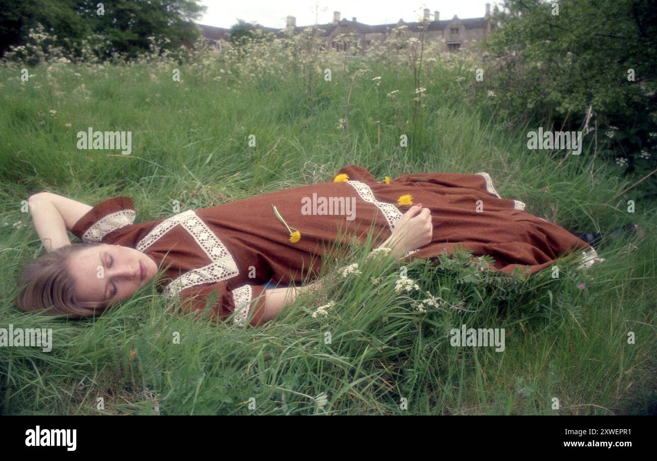 Country Life Fashion 1974 British Women's Fashion Foto Stock