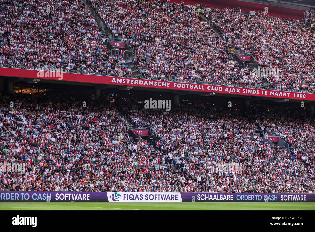 AMSTERDAM, PAESI BASSI - 15 AGOSTO: Tabellone pubblicitario Fiqas software durante la partita di qualificazione del terzo turno di qualificazione della UEFA Champions League del 2° turno tra AFC Ajax e Panathinaikos FC alla Johan Cruijff Arena il 15 agosto 2024 ad Amsterdam, Paesi Bassi. (Foto di Peter Lous/Orange Pictures) Foto Stock