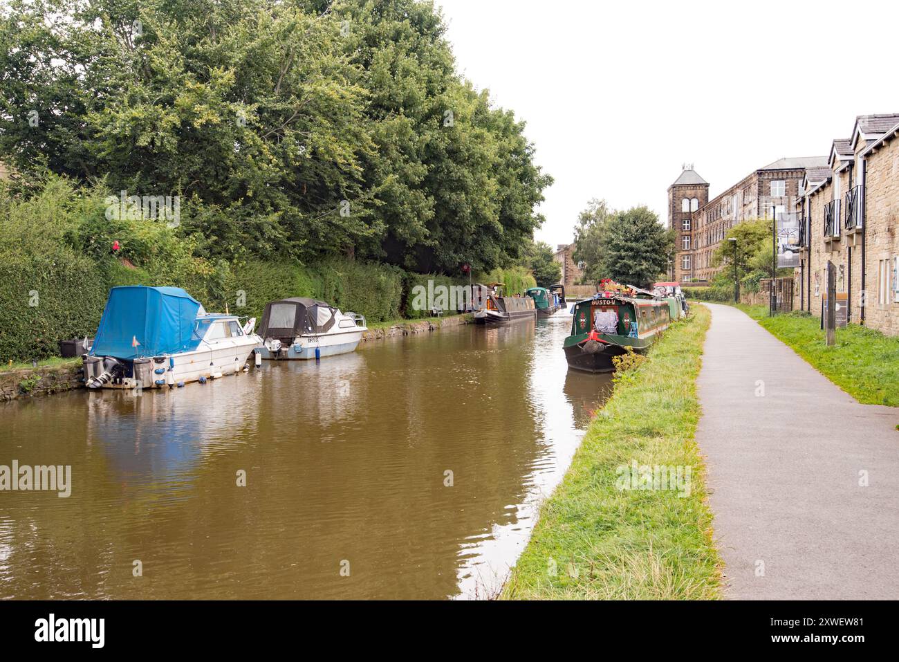 Le barche strette ormeggiavano sul canale abbastanza vicino al centro di Skipton, North Yorkshire. Foto Stock