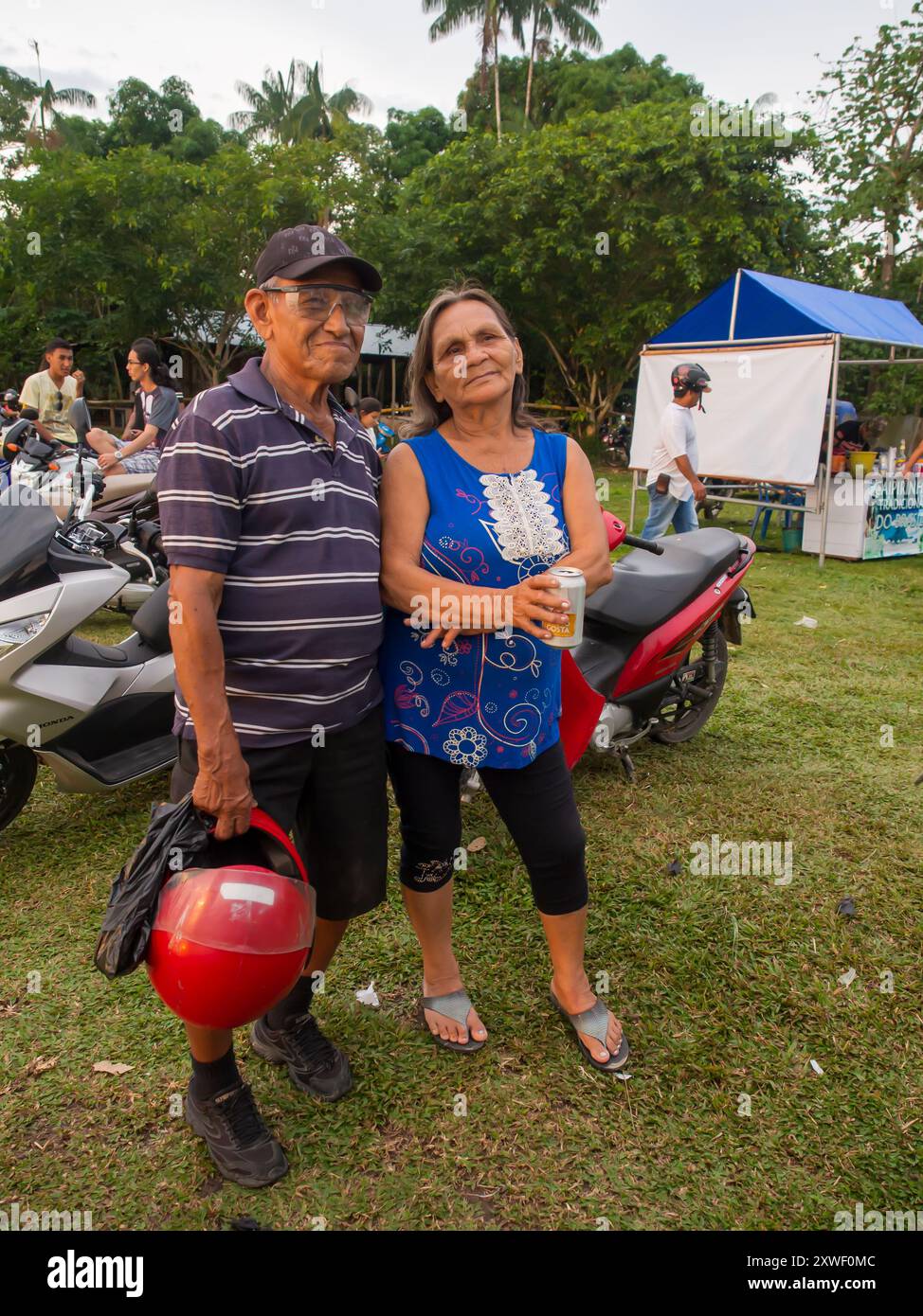 Tabatinga, Brasile - set, 2017: Ritratto di uomo e donna - abitanti locali della foresta pluviale amazzonica - nella valle di Javari. Amazzonia. America Latina Foto Stock