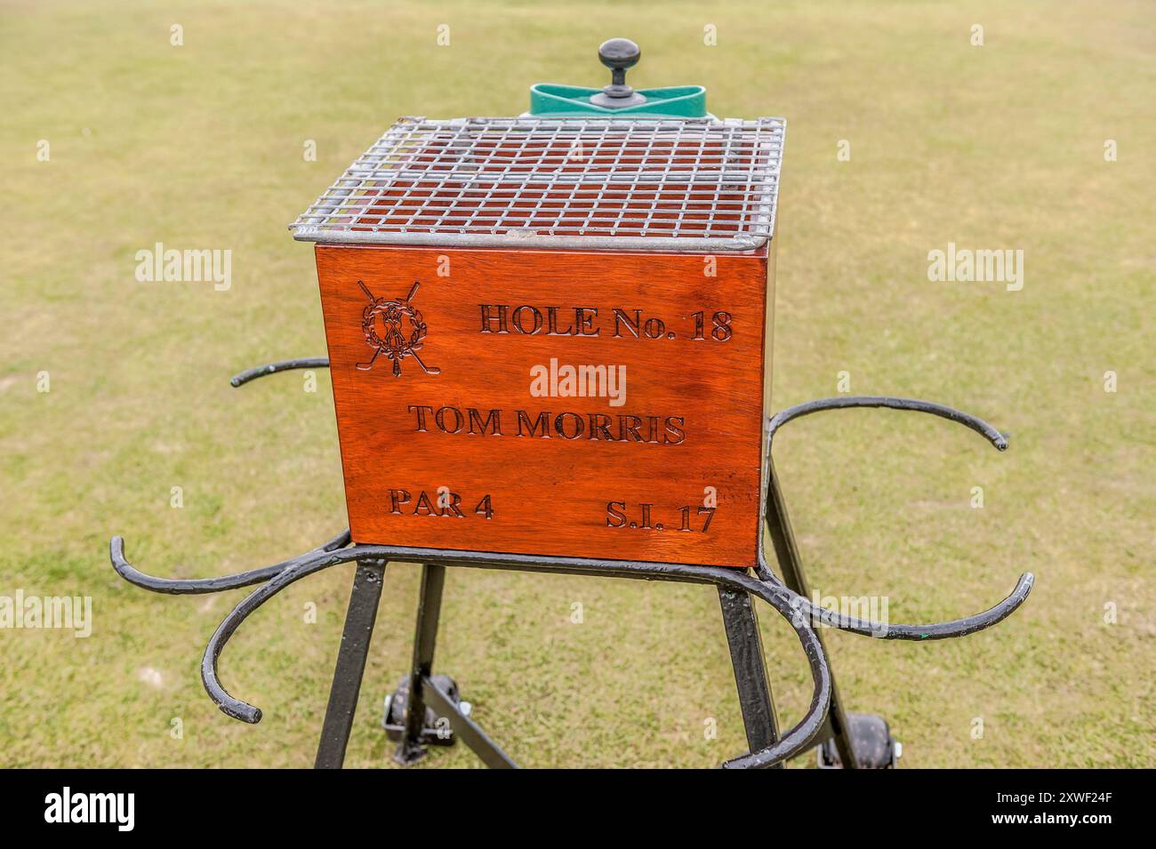 Il tee box 18 Old Course di St Andrews, noto anche come Old Lady o The Grand Old Lady, è considerato il più antico campo da golf del mondo. E' un pub Foto Stock