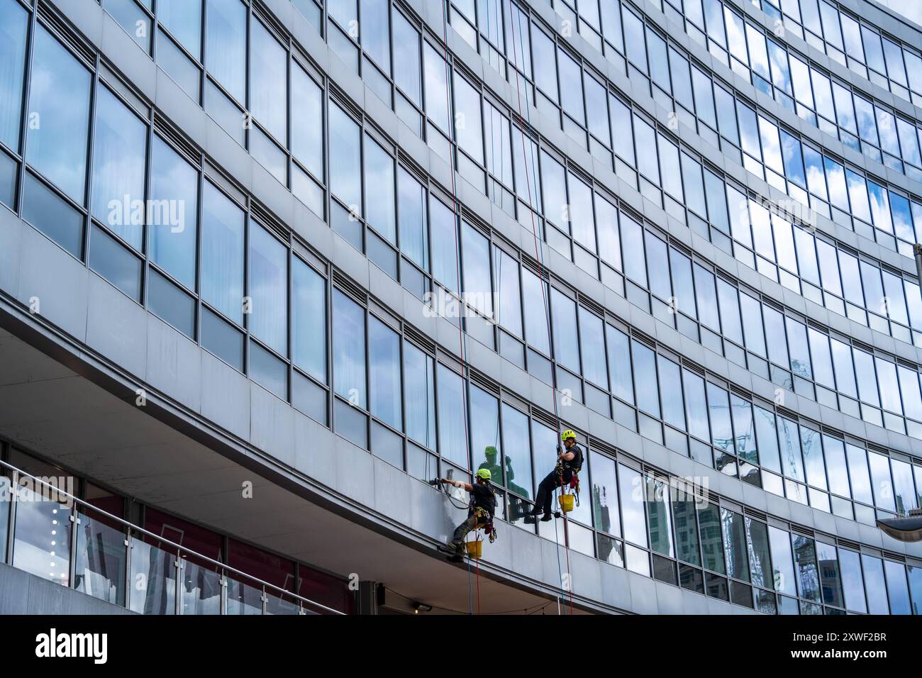 Stavo girando intorno alle finestre di pulizia della discesa a Piccadilly, Manchester, Regno Unito Foto Stock