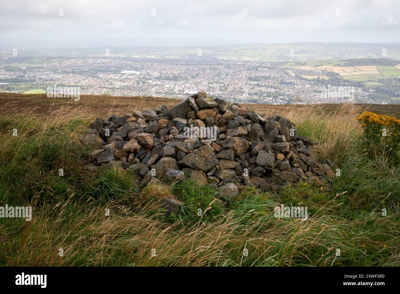 collinward cairn programmato monumento in cima al collinward hill glasses na bradan wood newtownabbey, contea di antrim, irlanda del nord, regno unito Foto Stock