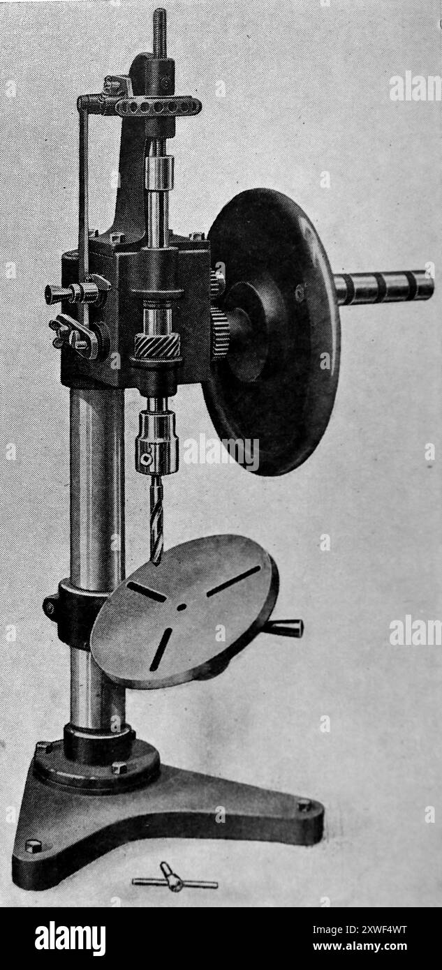 Una perforatrice manuale Drummond (Guildford, Inghilterra). Questa fotografia proviene da un'ampia selezione di illustrazioni ingegneristiche e foto, principalmente non attribuite, che sono state originariamente pubblicate nel 1936. Le dimensioni e la qualità degli originali variano notevolmente. Foto Stock