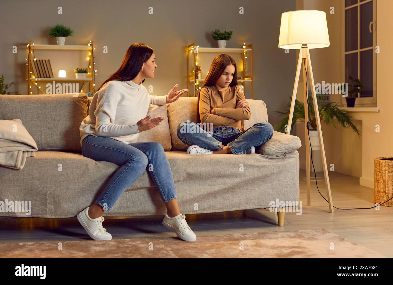 Madre che cerca di parlare con la sua testarda, arrabbiata, disobbediente, ostinata figlia Foto Stock