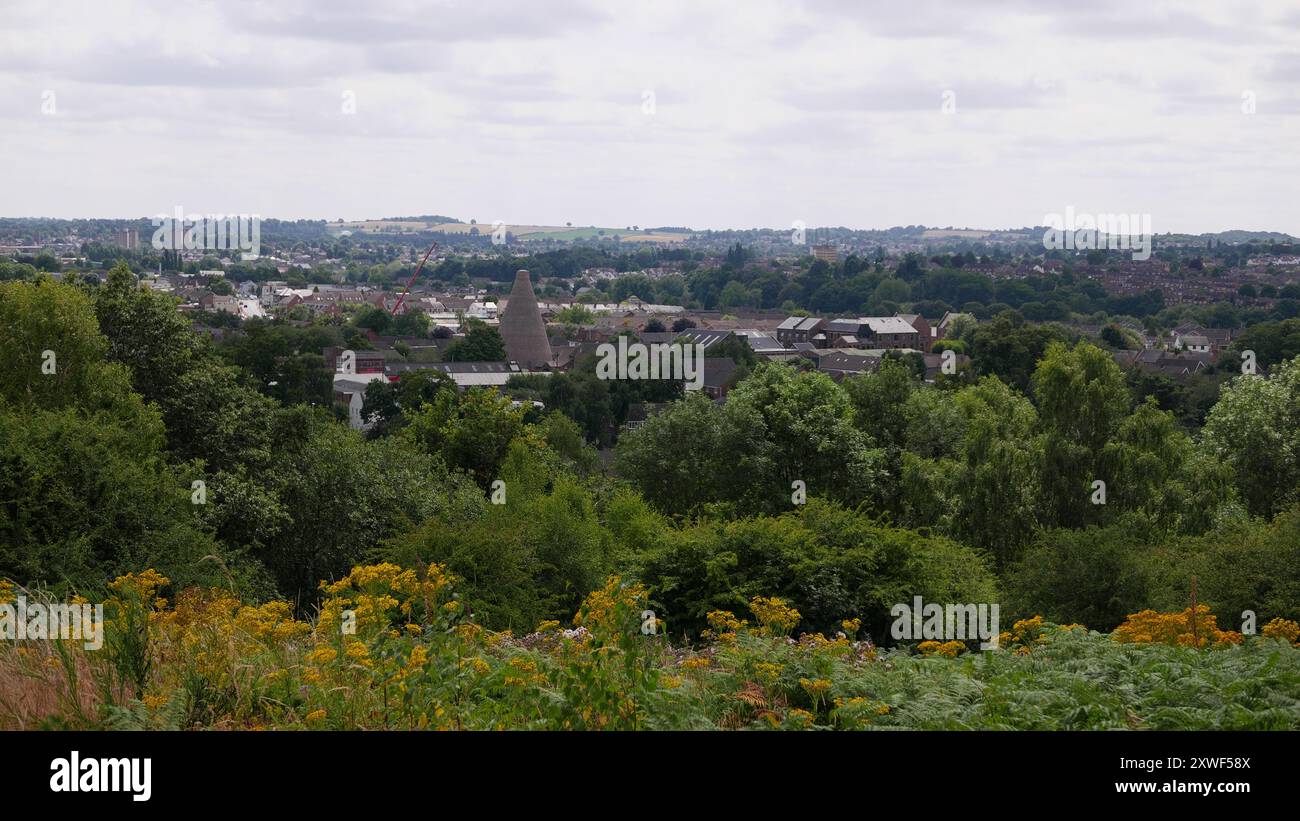 Il cono di vetro della Casa Rossa visto tra gli alberi e la vegetazione dietro la chiesa della Santissima Trinità. Black Country. Wordlsey. West Midlands. REGNO UNITO 2024 Foto Stock