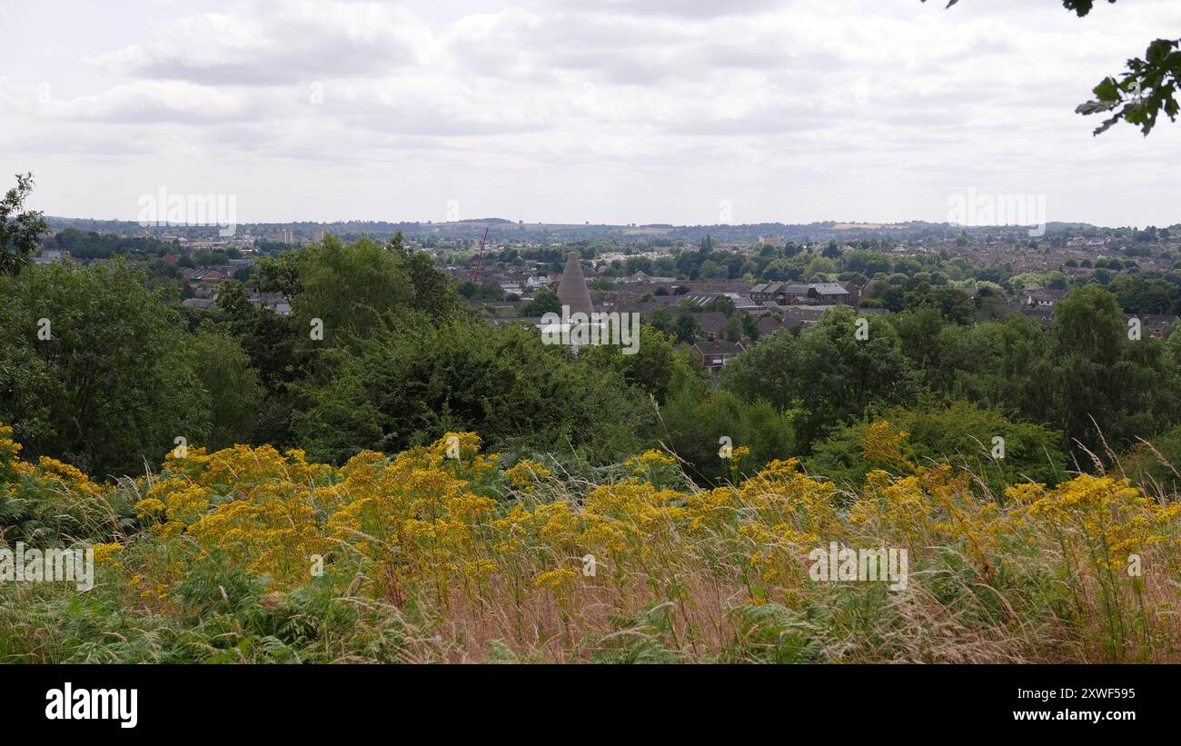 Il cono di vetro della Casa Rossa visto tra gli alberi e la vegetazione dietro la chiesa della Santissima Trinità. Black Country. Wordlsey. West Midlands. REGNO UNITO 2024 Foto Stock