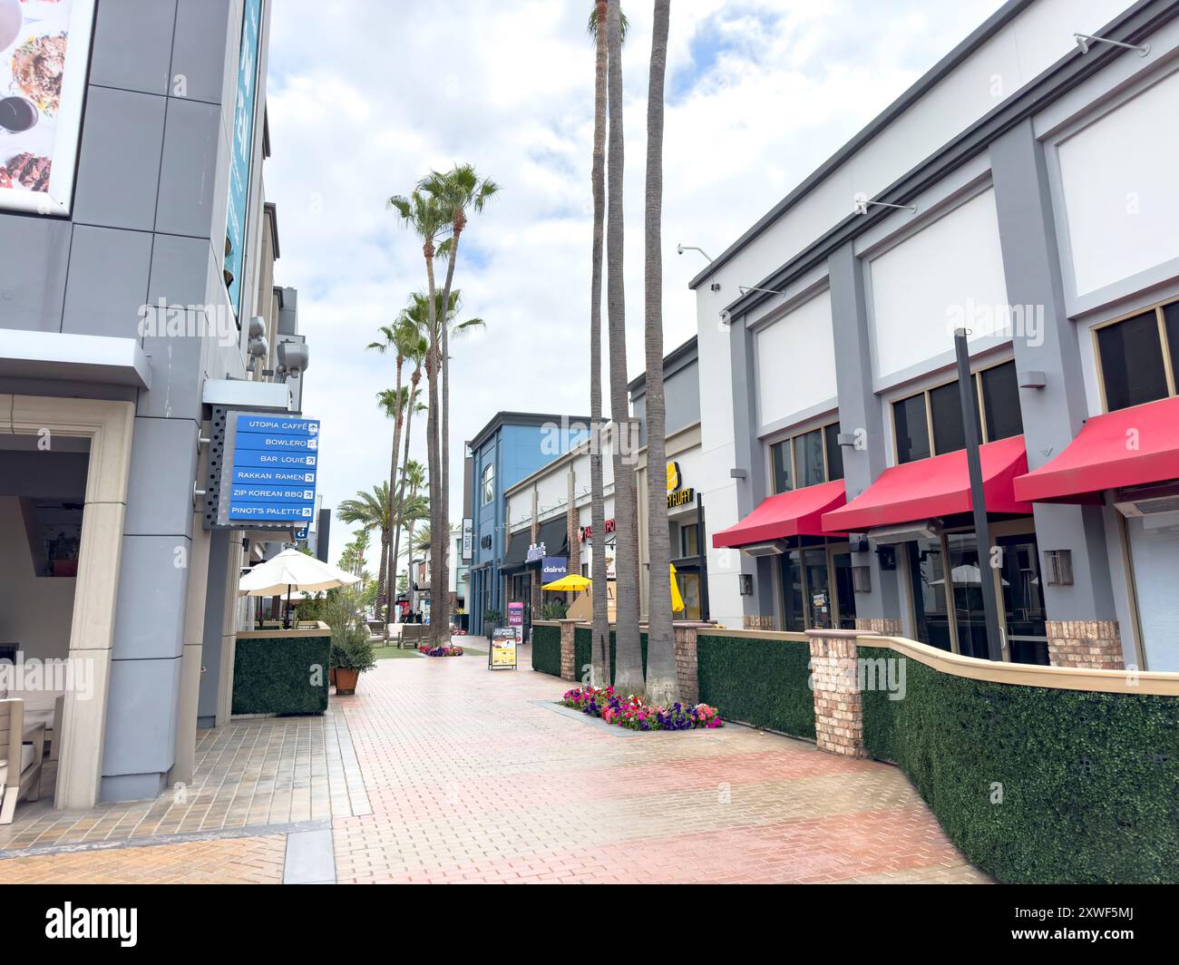 Tustin, California, Stati Uniti - 04-14-2024: Una vista di un corridoio di vendita al dettaglio nel distretto. Foto Stock