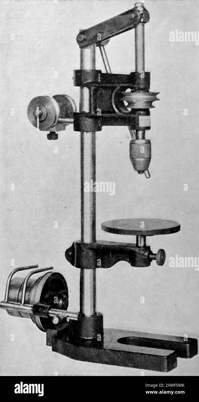 Una perforatrice sensibile (marchio americano). Questa fotografia proviene da un'ampia selezione di illustrazioni ingegneristiche e foto, principalmente non attribuite, che sono state originariamente pubblicate nel 1936. Le dimensioni e la qualità degli originali variano notevolmente. Foto Stock