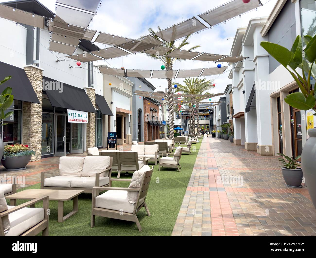 Tustin, California, Stati Uniti - 04-14-2024: Una vista di un corridoio di vendita al dettaglio nel distretto. Foto Stock