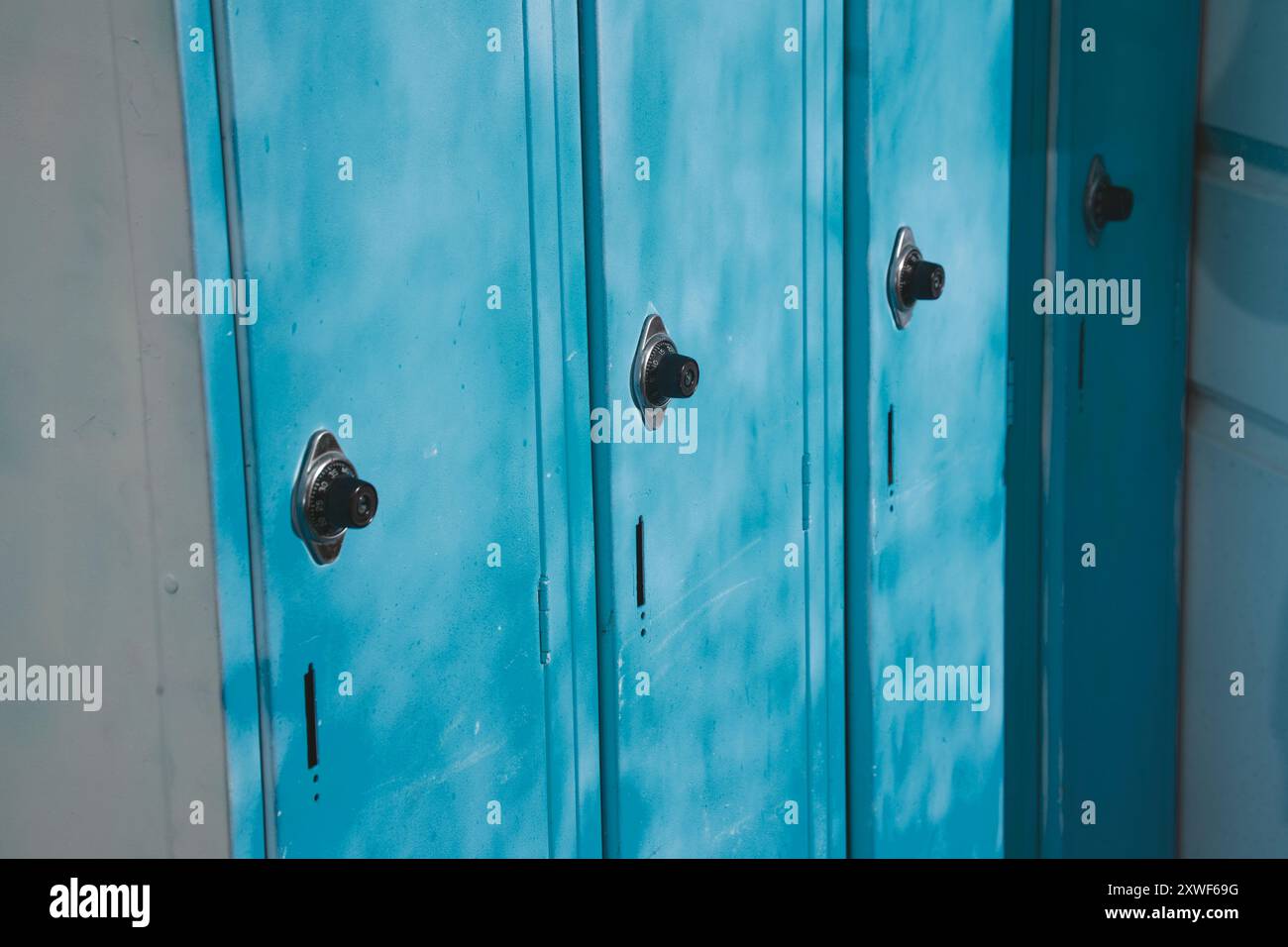 Vista di una serie di armadietti di colore blu. Foto Stock