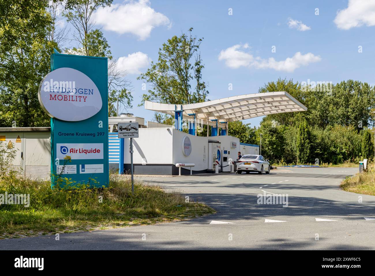 Rhoon, Paesi Bassi - 2024-08-08: Stazione di rifornimento di idrogeno con un veicolo che riempie il carburante Foto Stock