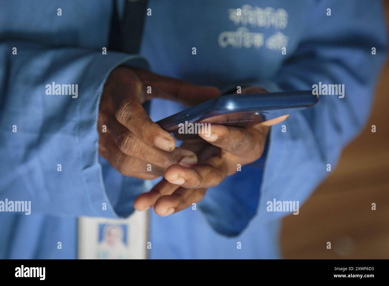 Mostafiz Joytoba Begum è della comunità e si occupa di 133 famiglie. Attraverso l'app M-Health tiene un database di tutte le persone delle famiglie. Regolarmente visita queste case ogni mese e sensibilizza sull'uso di contraccettivi, assistenza sanitaria infantile, cure prenatali, follow-up della madre incinta ecc.. Ha completato il suo grado 10 ma non ha superato l'esame del Consiglio. Vive qui per 7 anni e lavora con l'amicizia per 8 anni. Ogni 3 mesi vengono regolarmente addestrati su diversi argomenti: Cure anti-natali, cure post-natali, igiene, monitoraggio delle gravidanze Foto Stock