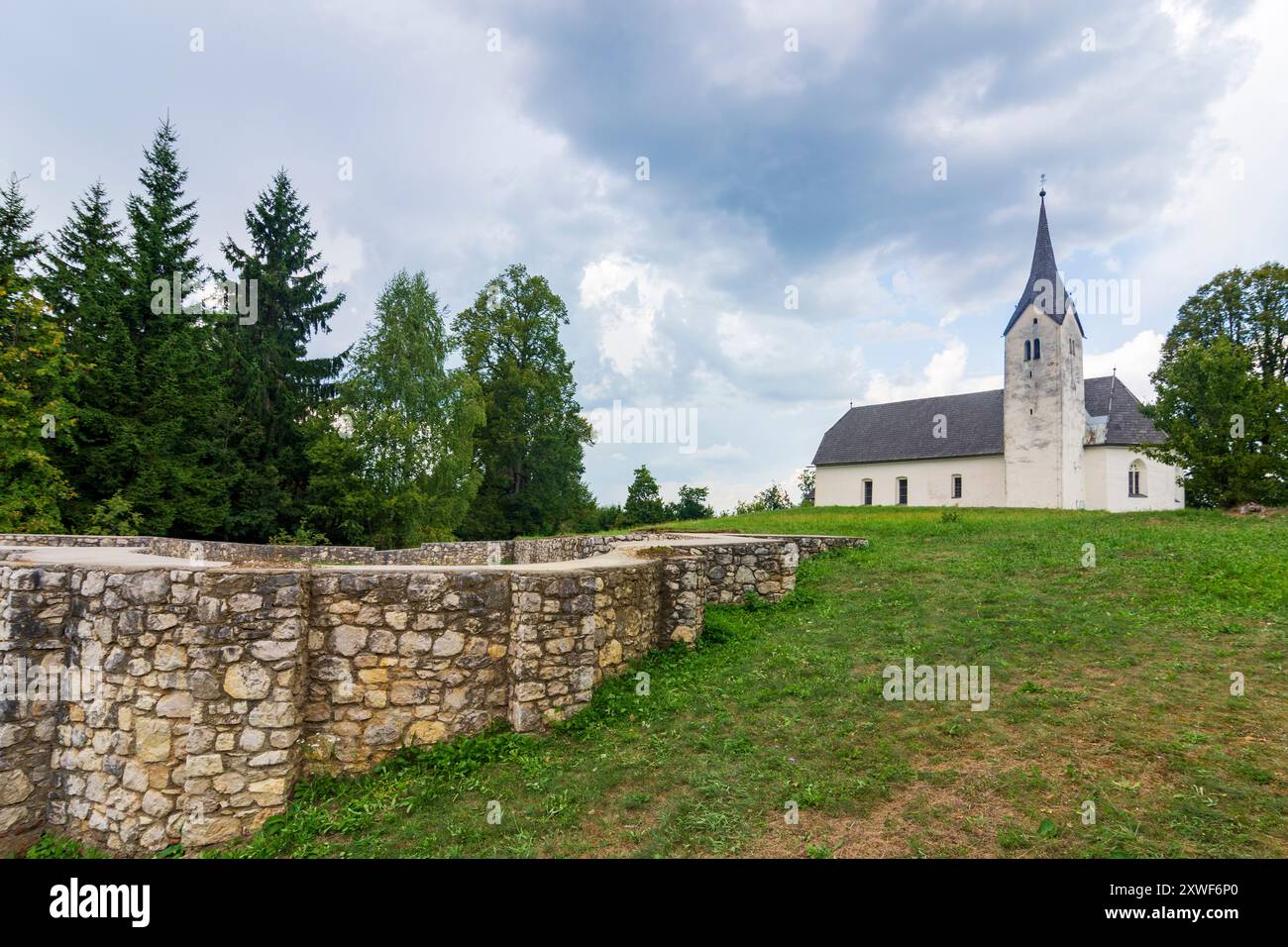 Globasnitz: Monte Hemmaberg, chiesa filiale e di pellegrinaggio di Sant'Hemma e Santa Dorotea, scavi a Klopeiner SEE, Kärnten, Carinzia, Austria Foto Stock