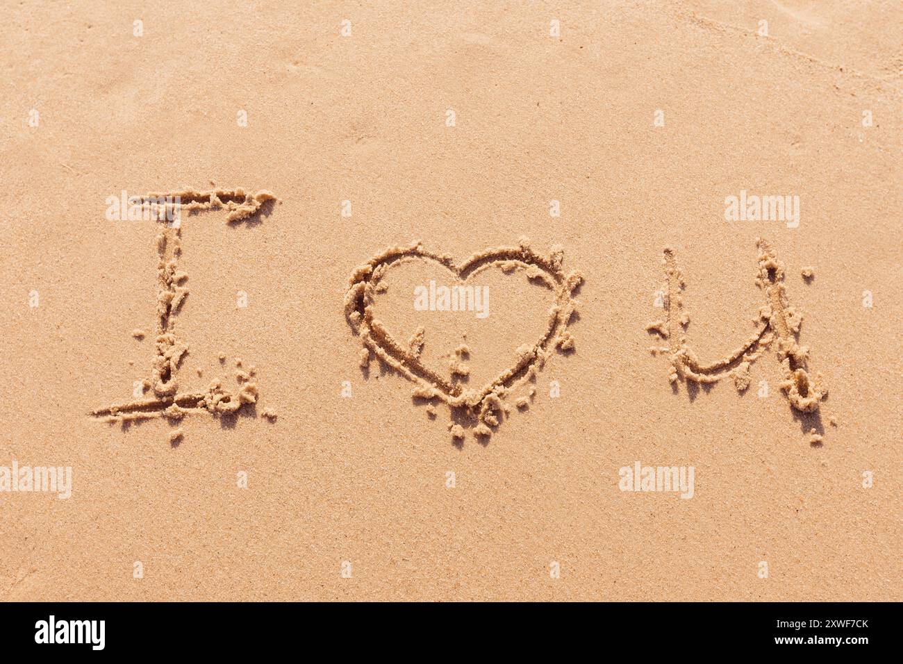 L'iscrizione che ti amo sulla riva del mare con le palme Foto Stock