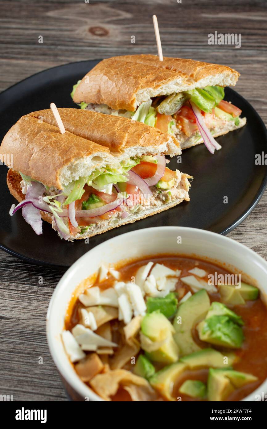Vista di un panino con insalata di tonno e una zuppa di tortilla di pollo. Foto Stock