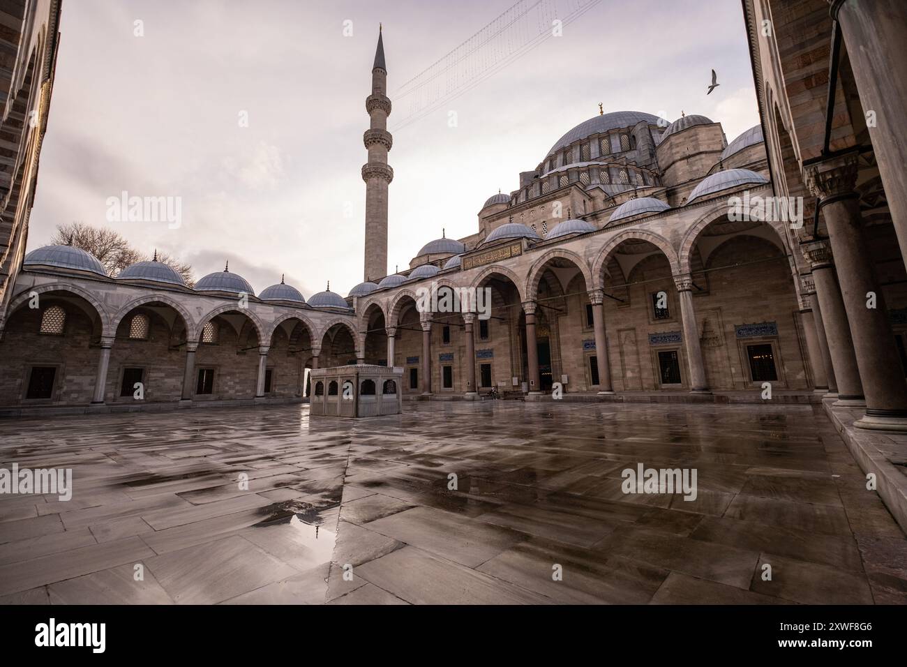 Splendida vista dei giardini panoramici della Moschea Suleymaniye a Istanbul, Turchia. La moschea imperiale ottomana è una destinazione popolare tra i pellegrini e. Foto Stock