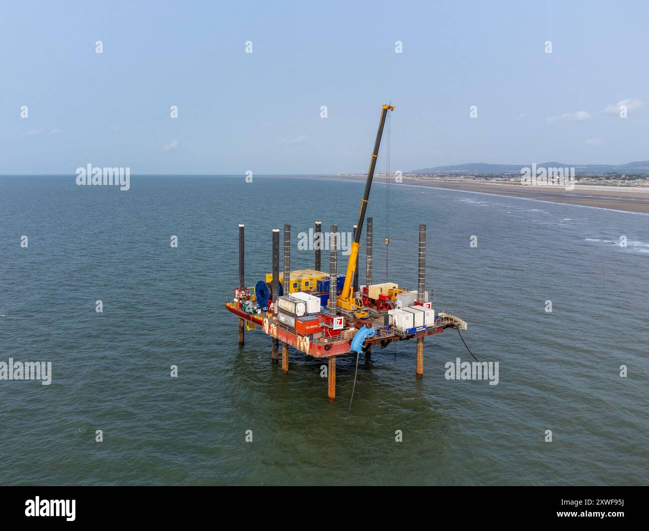 Jack Up Barge che lavora al largo della costa del Galles settentrionale Foto Stock