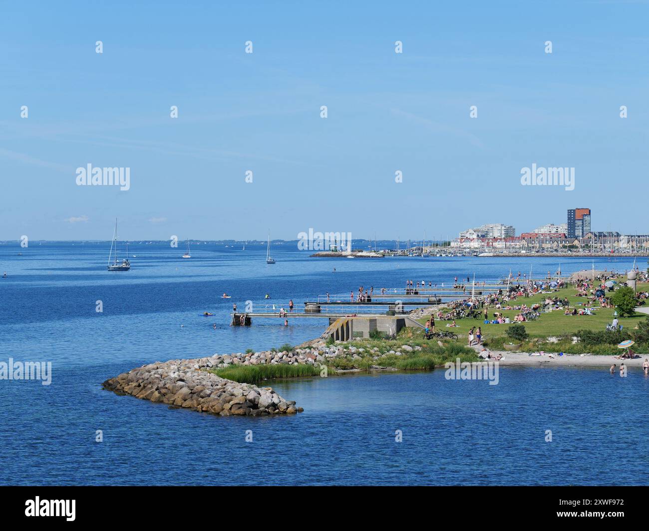 La sagoma di Malmö, Svezia, mostra un paesaggio urbano impressionante con architettura moderna e storica, perfetta per i turisti. Foto Stock