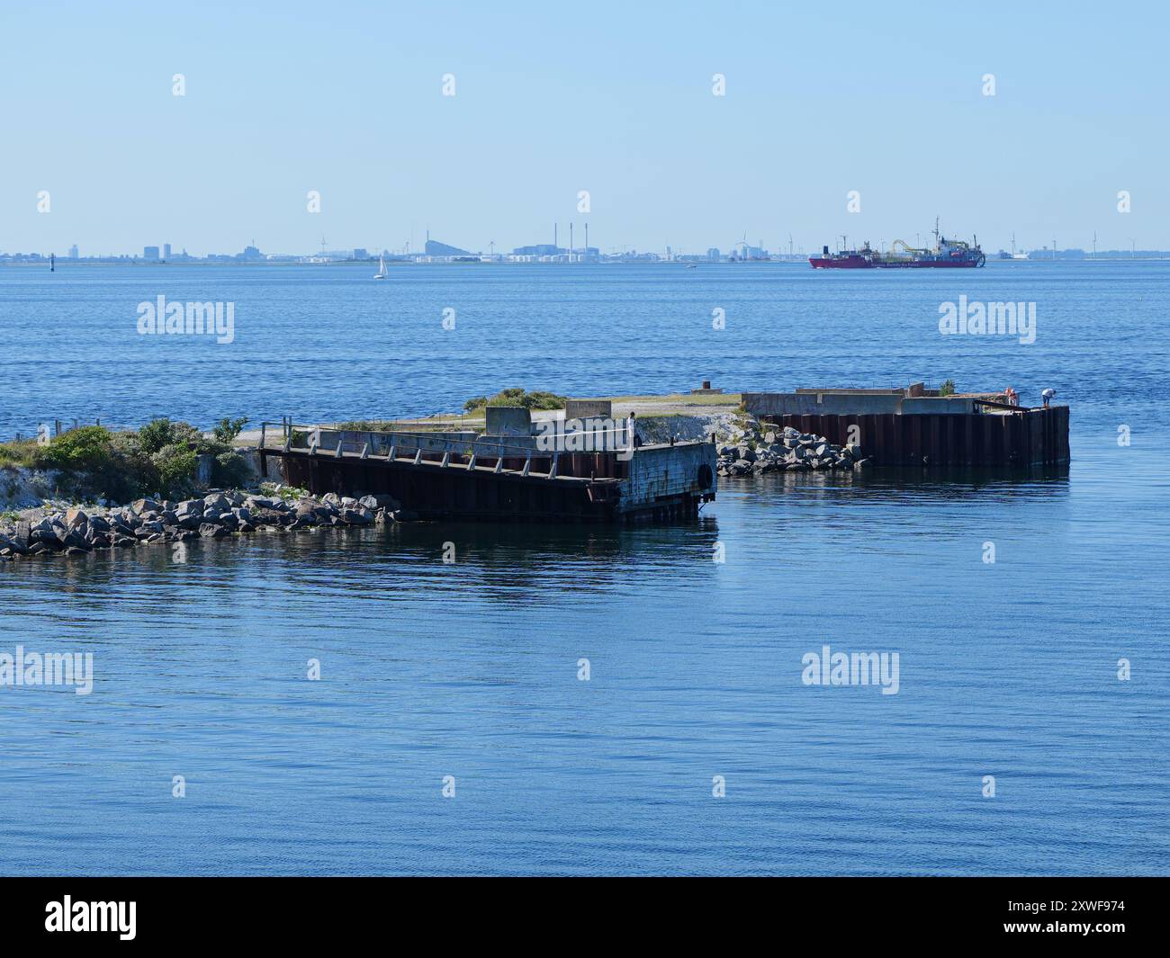 I resti del vecchio molo presso il ponte Öresund rivelano l'architettura storica in frammenti, offrendo un affascinante scorcio del passato e del cultu Foto Stock