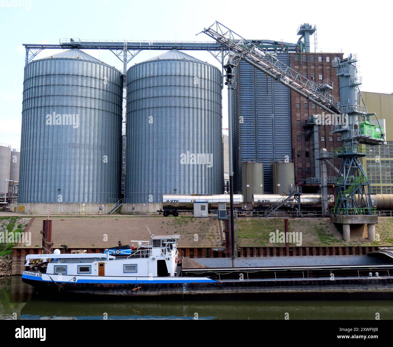 ...Hier ist der zentrale Umschlagplatz fuer die Oelsaaten zur Oelmuehle Thywissen... Neuss Hafen - Oelmuehle Thywissen - Silos - Entladestation - Schiffe *** qui si trova il punto centrale di trasbordo per i semi oleosi al frantoio Thywissen porto di Neuss frantoio Thywissen silos stazione di scarico navi Foto Stock